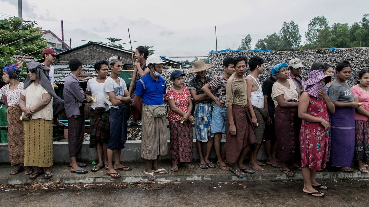Snímky dlouhé fronty na rýži. Miliony obyvatel Myanmaru hladoví